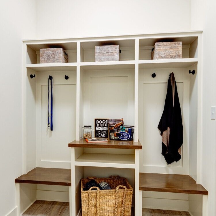 A mudroom with a bench and baskets, perfect for new home construction in Indianapolis, Indiana.