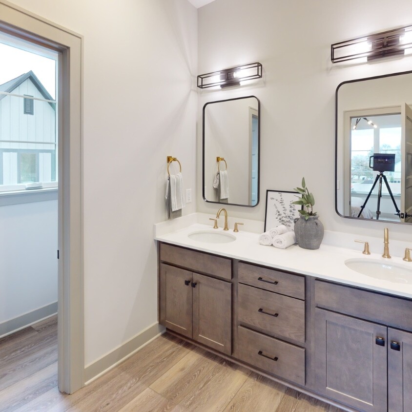 MS 21 Primary Bathroom Staged 01